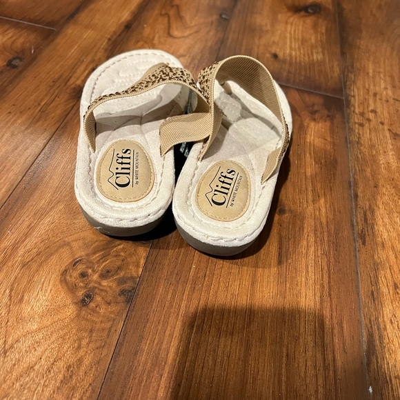 Cliffs By White Mountain Calling Women's Thong Sandals Sand Size 6 - Picture 4 of 7